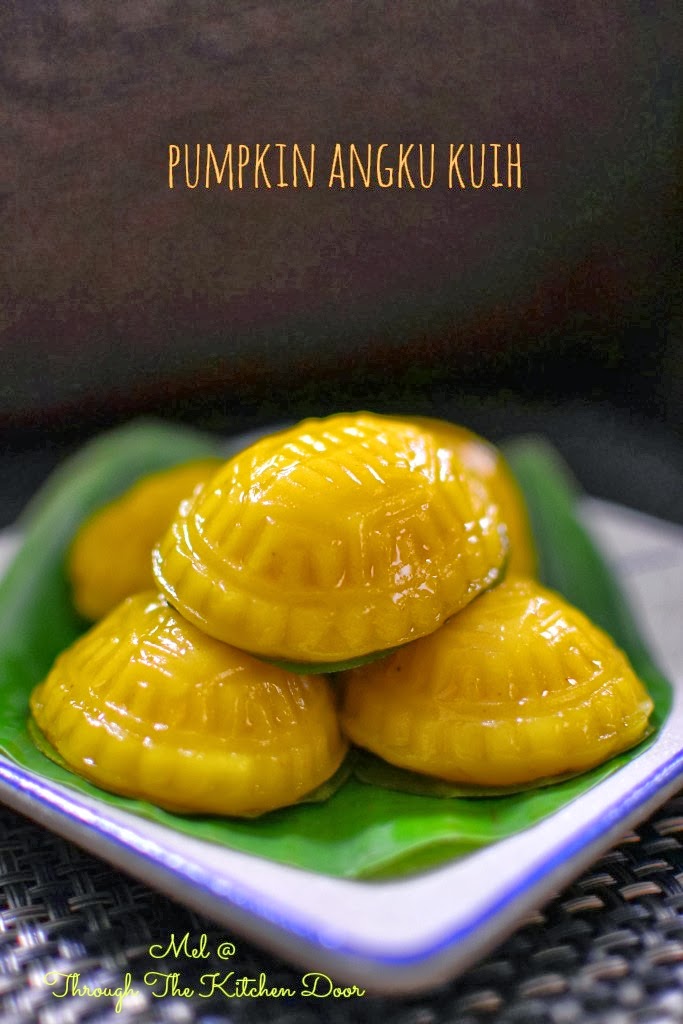 Through The Kitchen Door: Pumpkin Angku Kuih