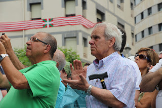 Miles de personas participan en el homenaje póstumo a Periko Solabarria