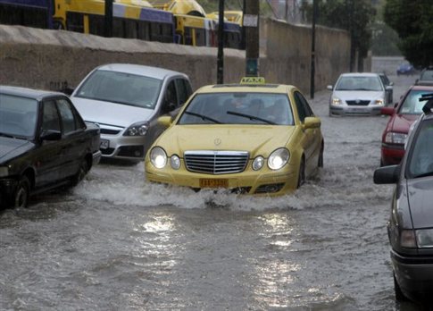 Έντονα προβλήματα στην Αθήνα από τη βροχή: 160 κλήσεις, απεγκλωβισμοί και πλημμυρισμένοι δρόμοι