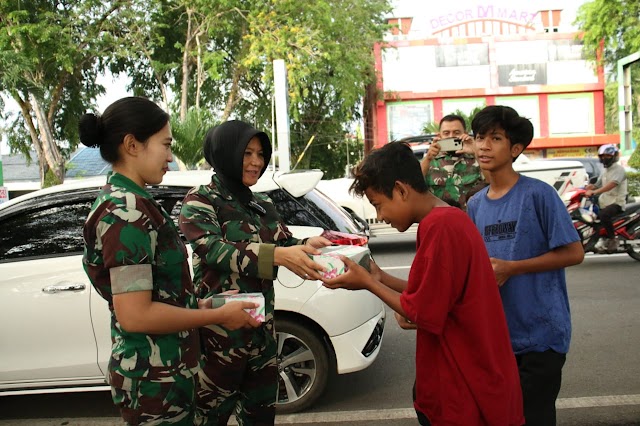 Peduli Sesama, Jelang Buka Puasa Kodam XII/Tanjungpura Bagikan Takjil Kepada Masyarakat