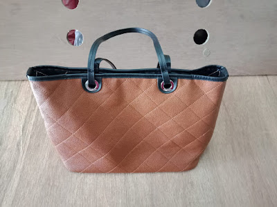 Making outside pocket on the ladies bag