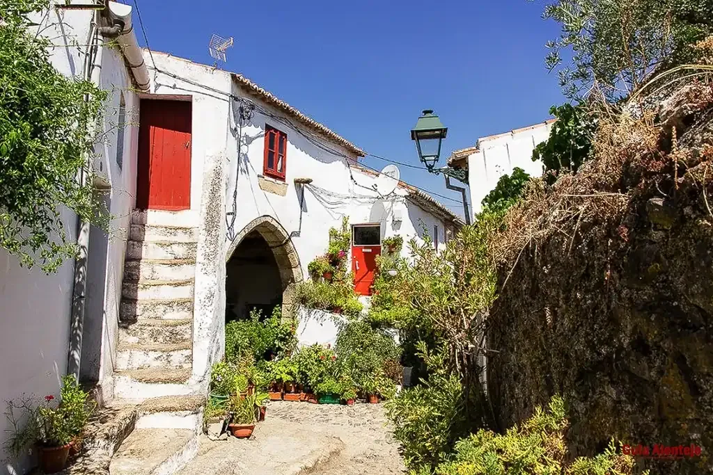 antigos-paços-do-concelho-de-castelo-de-vide-com-o-guia-alentejo