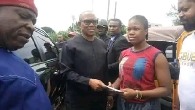 PHOTOS: Young Girl Presents Peter Obi Money.