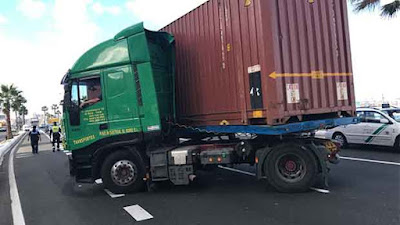 Accidente camión, AV. Marítima, Las Palmas de  Gran Canaria, retenciones