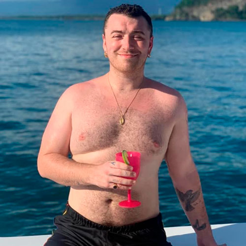 Sam Smith sem camisa