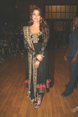 Aishwarya Rai Bachchan in Gorgeous salwar kameez 