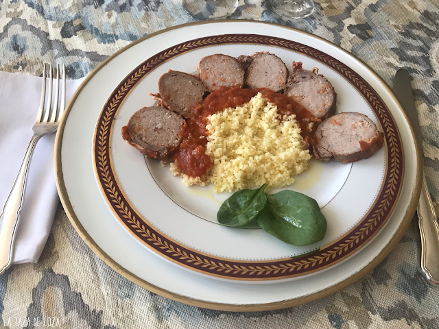 Carne con cous cous y salsa de tomate