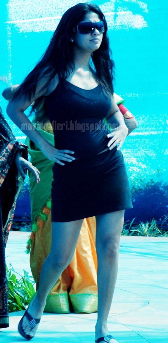 [nayanthara-swimsuit-stills-images-pics-11.jpg]