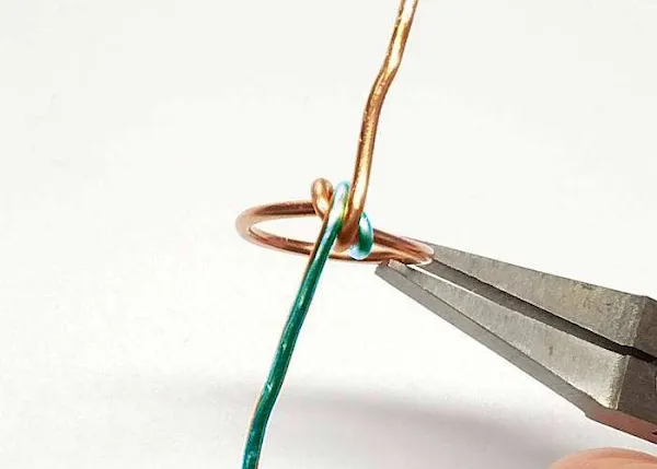 結び目飾りのワイヤーリングの作り方B step5:上向きのワイヤーを下に曲げる