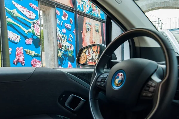 Maurizio Cattelan crea un BMW i3 “Spaguetti Car”