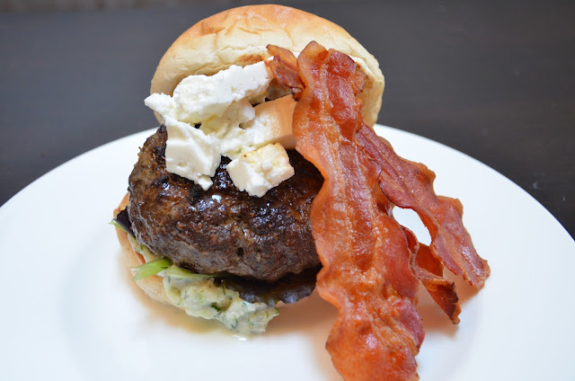 Griekse burger met homemade tzatziki en echte feta