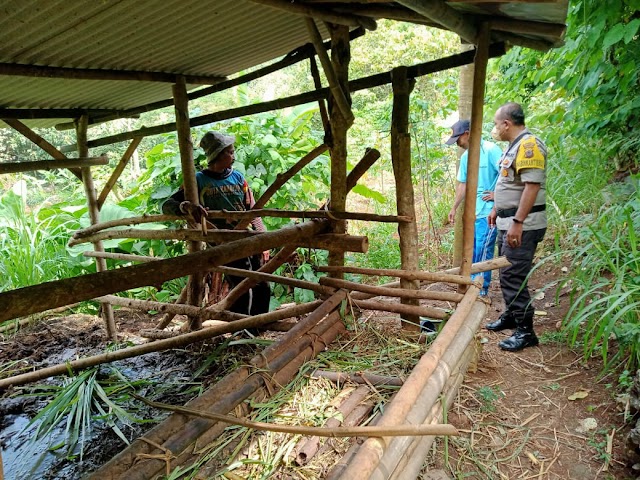 Meninggalkan Sendal Japit Di Kandang Sapi Milik Warga Jerukwudel Hilang Dicuri