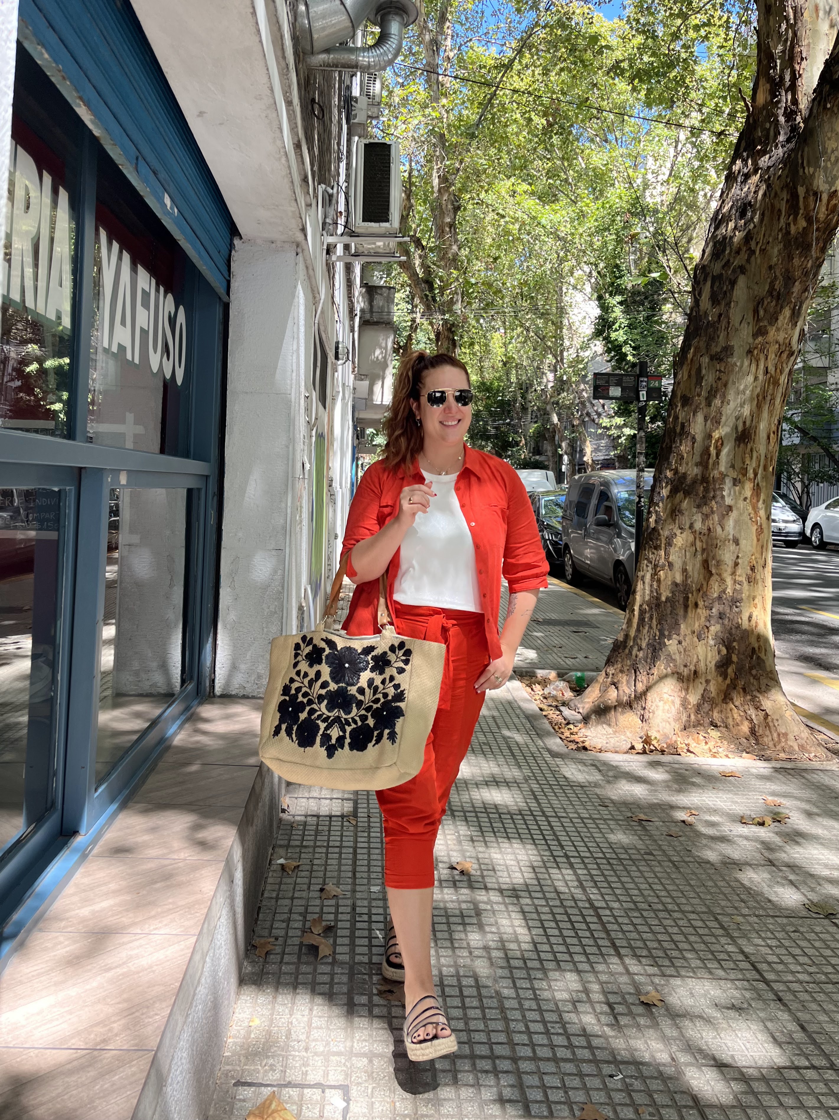 traje naranja en verano