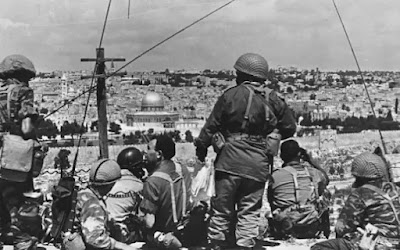 Soldați ai IDF cercetează Orașul Vechi înainte de a lansa atacul, iunie 1967 (Foto: Wikimedia Commons)