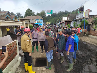  Hari ke 2 Personil Polres Lumajang Diterjunkan Bantu Pembersihan Kawasan Terdampak Bencana di Desa Ranupane