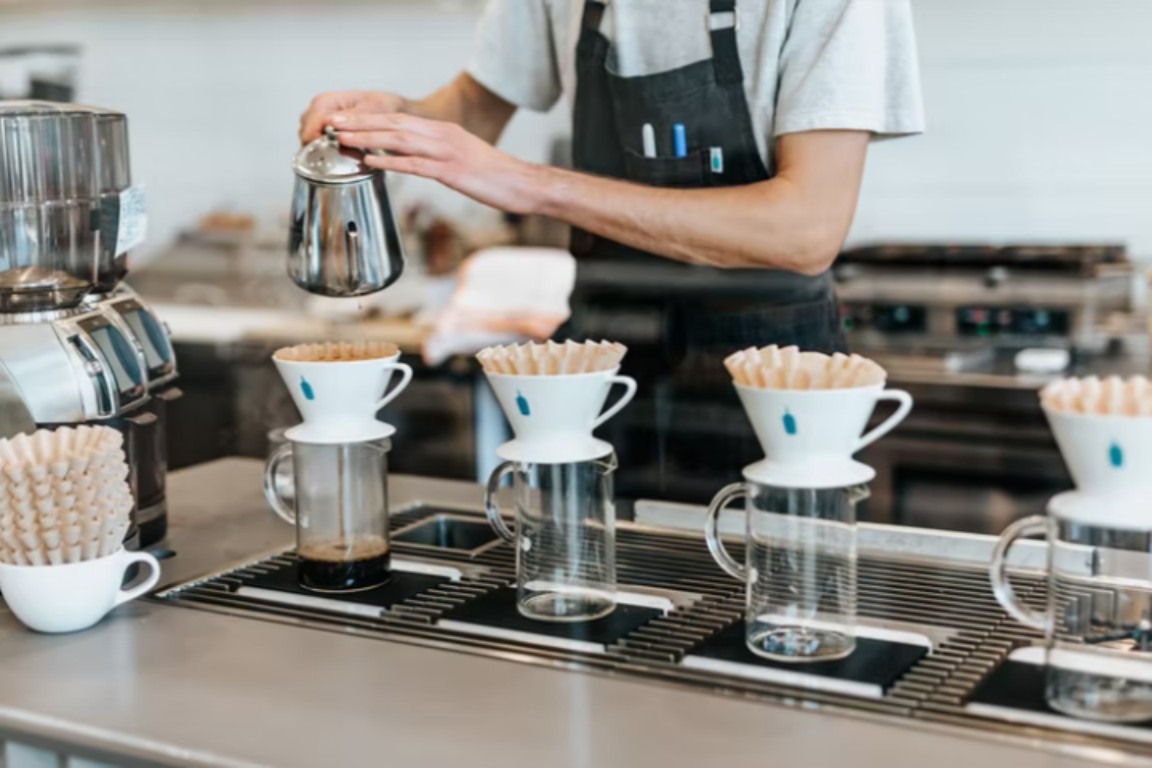 Brewing coffee, the pourover way. How to make a good coffee - UniqueMag