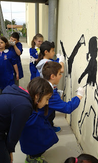  Realizzazione murale nel giardino della scuola Primaria di Via Fermi - A. S. 2016/2017. Nel mese di Aprile 2016 il gruppo “RIP/ART”, formato da giovani muralisti di San Gavino Monreale: Elisabetta Mallocci, Luca Piras, Carlo Concas, Sara Perra, Paolo Mazzucco, Luca Usai, Fabrizio Melas, Riccardo Pinna,  in collaborazione con la scuola, ha accettato il nostro invito e ha dato il via alla realizzazione di questo meraviglioso murale con la collaborazione di tutti gli alunni e le insegnanti del Plesso.. Grazie mille a voi carissimi artisti!!!