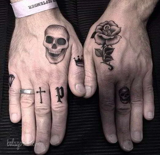 Un tatuaje en los dedos de un mafioso