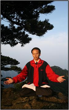 Master Chunyi Lin meditating