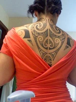 Imagen de Modelo con tatuaje maori o tatuaje polinesio;