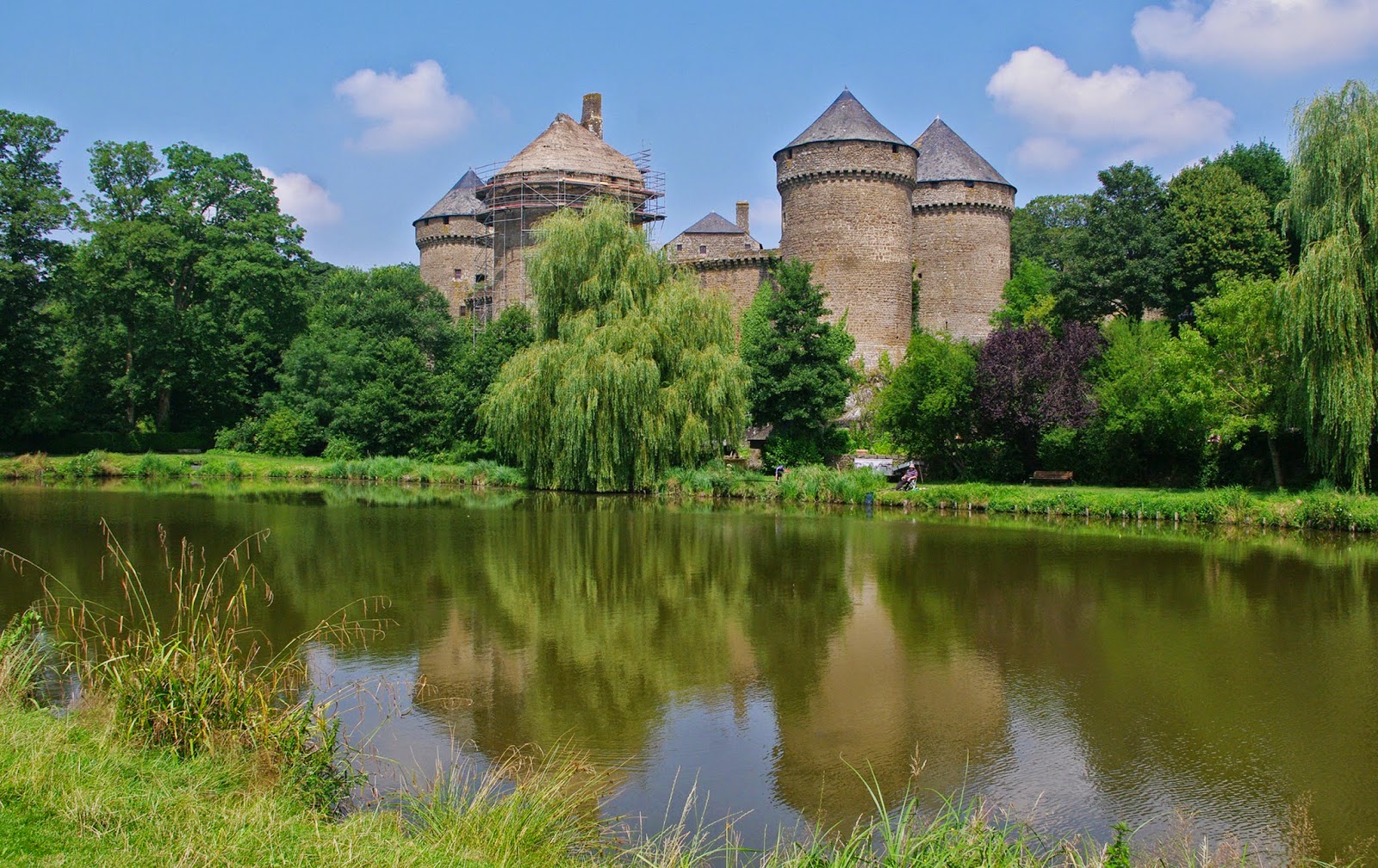 La Mayenne château fort de Lassay les Châteaux