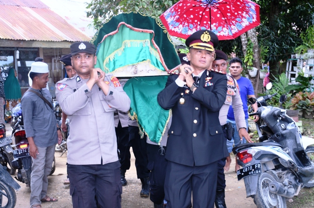 Ketika Kapolres Aceh Timur Ikut Gotong Keranda Jenazah Anggotanya ke Tempat Peristirahatan Terakhir