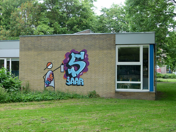 Schoolgebouwtje met geïnstitutionaliseerde graffiti