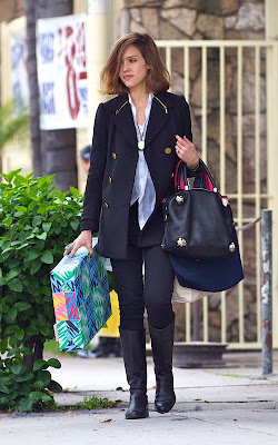 Jessica Alba finishing up her holiday shopping