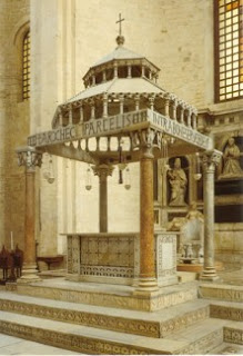 Ciborio elemento oggi chiamto in una chiesa anche con il termine di tabernacolo, formato da un baldacchino in pietra o marmo per custodire le ostie cosacrate