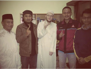 foto mualaf baru 2015 membaca syahadat