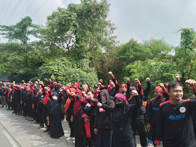 Ribuan Buruh Jawa Barat Sambangi Kantor Gubernur
