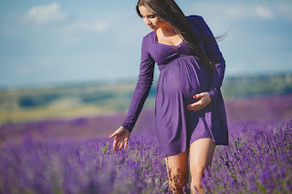 беременная девушка с цветами