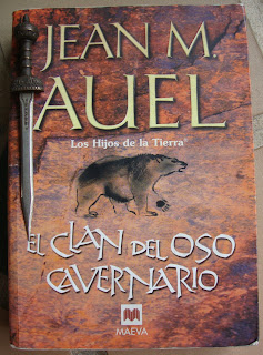 Portada del libro El clan del oso cavernario, de Jean M. Auel