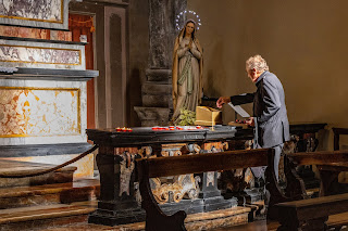 Einsamer Beter in der Stiftskirche Bellinzona