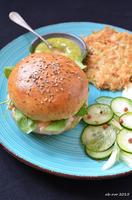 Burger-di-trota-salmonata-salsa-all'-aneto-e-latkes-di-patate