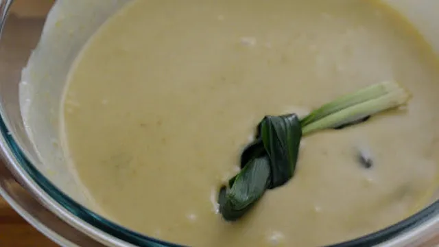 Add pandan leaves to kaya bowl