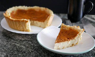 melktert, crostata con crema al latte alla vaniglia, spolverata di zucchero e cannella