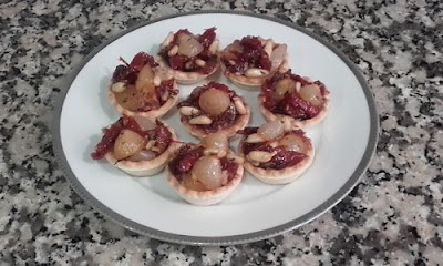 Mini tartaletas de pasta brisa rellenas de tomates secos y cebollitas caramelizadas