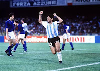 Tämän vuoden 1990 MM-välierän jälkeen italialaisten ja Diego Maradonan välit eivät olleet enää entisellään. Maradona tuulettaa Claudio Caniggian viimeistelemää maalia. KUVA: AOP