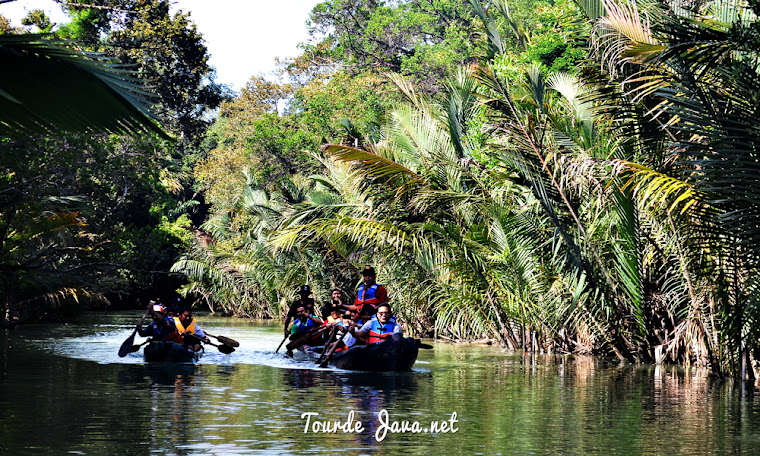 aktivitas bersampan di aliran sungai cigenter ujung kulon