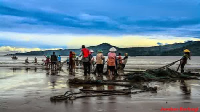 wisata di tulungagung-kegiatan nelayan pantai sidem