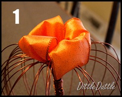 Adding-bow-to-wire-pumpkin