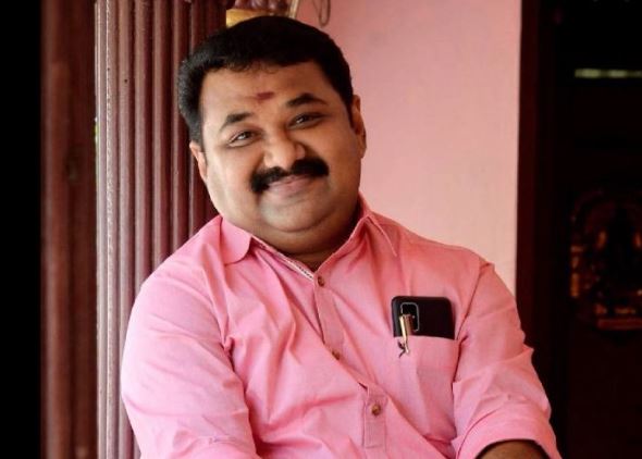  അമേരിക്കയിലെ ഡോക്‌ടറുമായി   മുഖസാദൃശ്യം…സ്ത്രീയെ മുൻനിർത്തി തട്ടിപ്പ്… ഭൂമി തട്ടിപ്പ് കേസിൽ ഡിസിസി അംഗമായ അനന്തപുരി മണികണ്ഠൻ പിടിയിൽ. 