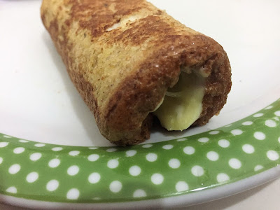 Rolinho de Pão de Forma Integral com Queijo e Presunto no prato