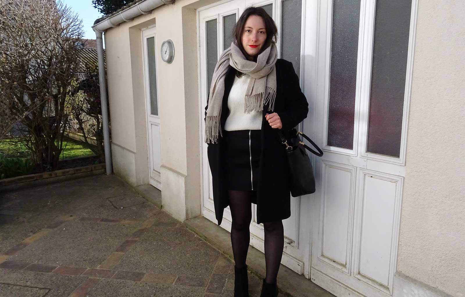 Look noir et blanc : pull blanc jupe zippée noire