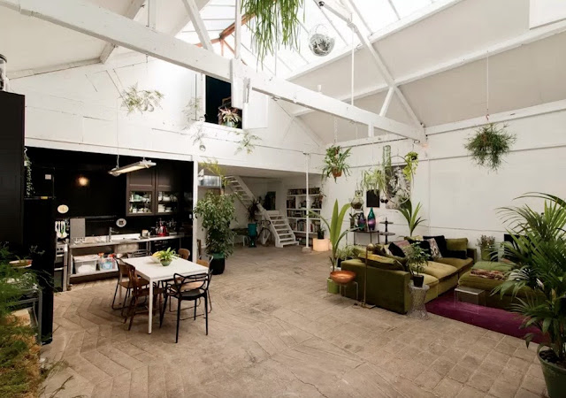 Las plantas toman el control en este bonito loft londinense