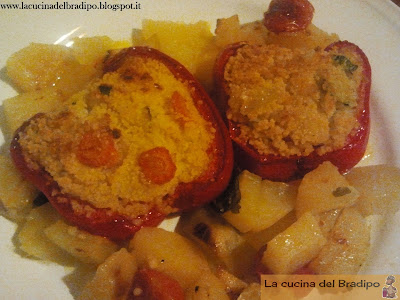 Peperoni ripieni di cous cous e verdure al forno con patate