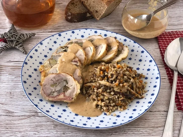 Muslos de pollo rellenos con guarnición de trigo sarraceno