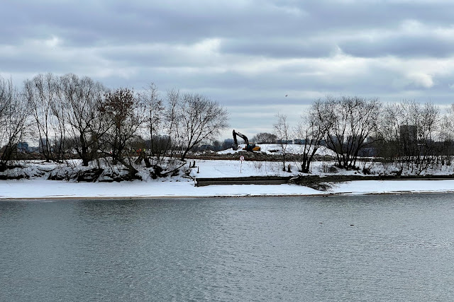 парк Коломенское, Москва-река, вид на Курьяново, строительная площадка неизвестного объекта
