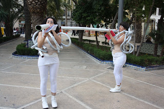 Poesía por un tubo, ciudad, Elche, Nosomostanraros, festival de poesía, Colectivo Elefante Rosa, El Escorxador, performance